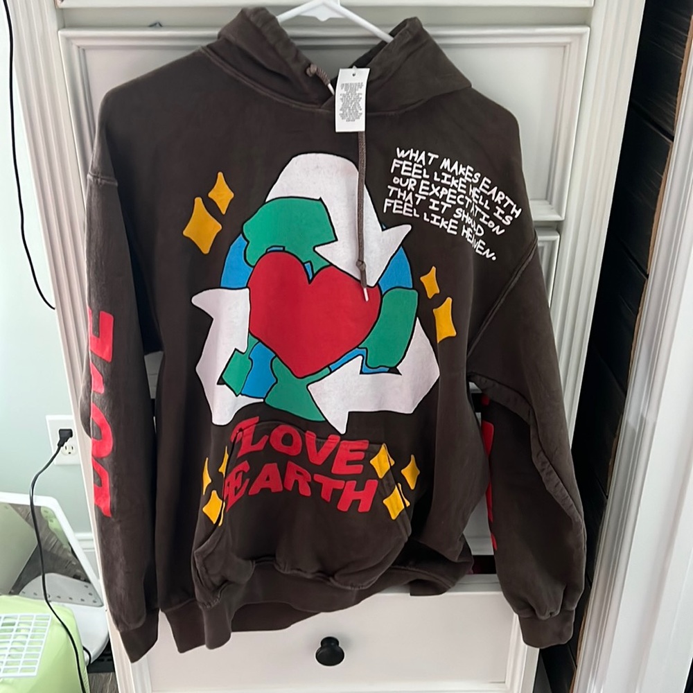 NWT Love earth men’s sweatshirt❤️🌎